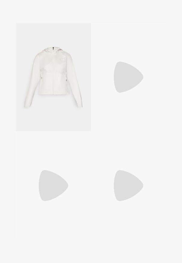 Chaqueta ligera blanca con cierre frontal, capucha y puños elásticos. Presenta bolsillos laterales con cremallera y un logo en el lado izquierdo del pecho.; Camiseta negra corta hecha de algodón, con un logo blanco con acentos curvados y el texto "THE NORTH FACE" en el frente. Mangas cortas, cuello redondo.; Pantalones de chándal grises con cintura elástica y cordón. La tela es suave, con puños elásticos en los tobillos y un acento de logo.; Zapatilla deportiva blanca con una parte superior de malla texturizada, acentos reflectantes y una suela acolchada. Presenta cordones elásticos y detalles grises.