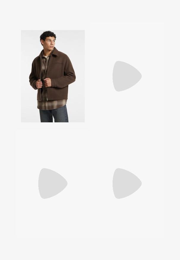 Guess Jeans Lagana jakna - braun; Bijela pamučna majica s opuštenim krojem, s malim crnim grafičkim logotipom na lijevoj prečki. Kratki rukavi, okrugli izrez.; Bijele, naborane hlače s krojem po mjeri, koje imaju glatku teksturu, petlje za pojas i sužene nogavice. Nema vidljivih džepova ili uzoraka.; Bijele i svijetlosmeđe sportske tenisice, sa mrežastim gornjim dijelom, perforiranim detaljima i teksturiranim međutrakom sa brendom na peti.