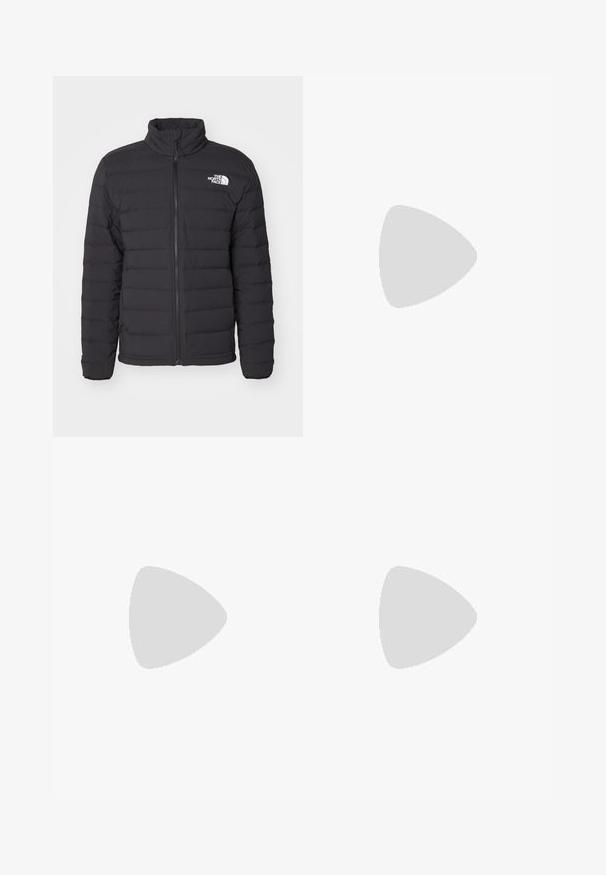 Svart isolert jakke med høy krage, horisontal søm, glidelås foran, og en liten hvit logo på venstre skulder.; Svart kortermet t-skjorte laget av bomull, med rund hals og en liten hvit logo på øvre venstre brystområde.; Sorte idrettsbukser laget av lett stoff, med snor i livet, sidelommer og smale mansjetter ved anklene.; Svart terrengløpesko med teksturert overdel, gummisåle og forsterket tåhette. Har polstret krage og løftestropp for enkel påkledning.