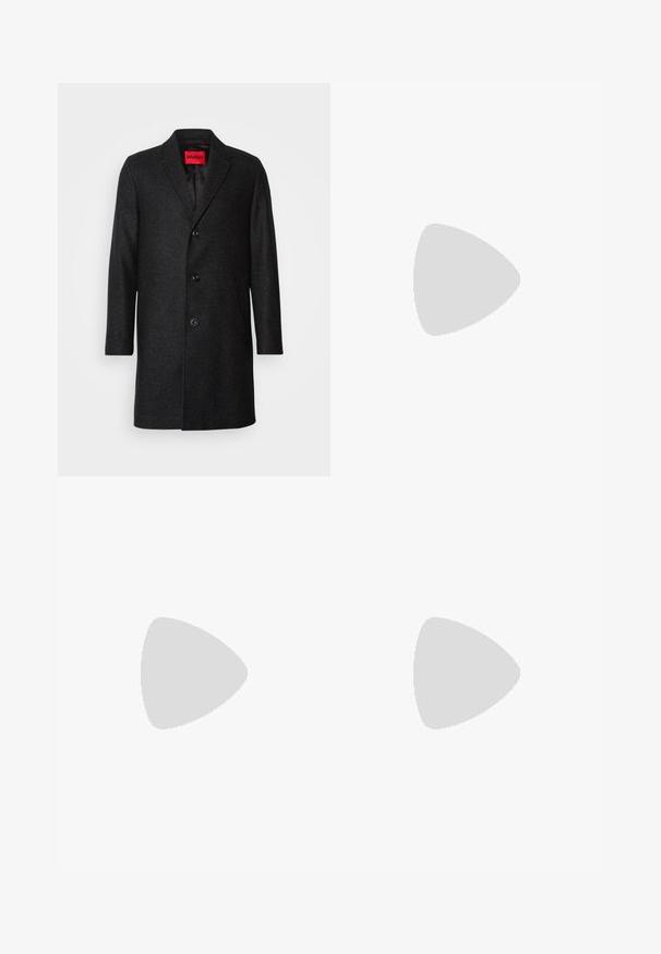 Cappotto nero in lana con vestibilità su misura, rever a punta, chiusura con tre bottoni e tasche laterali. Interno foderato con etichetta del marchio.; Maglietta nera a maniche corte realizzata in un morbido misto cotone, con scollatura a girocollo e un design minimalista senza motivi o dettagli.; Pantaloni neri realizzati in tessuto morbido, con chiusura frontale a bottone, pieghe e gambe dritte. Nessun motivo o accento visibile.; Sneaker in pelle nera a basso profilo con lacci neri e suola avorio, mostrato di profilo su sfondo bianco.