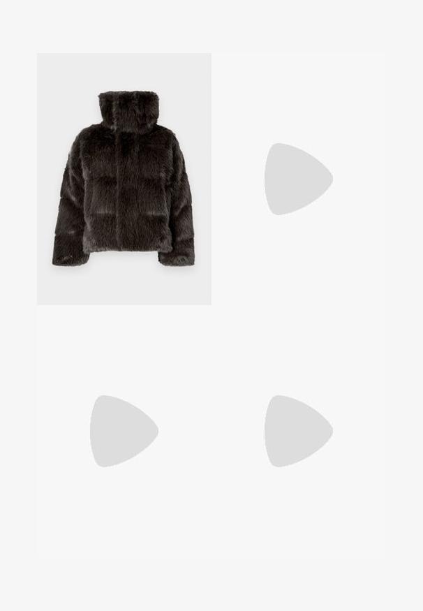 Giacca in ecopelliccia grigio scuro con collo alto, design trapuntato e tessuto strutturato. Le maniche sono leggermente larghe e imbottite.; Camicia a maniche lunghe a quadri marrone e beige con colletto spread, chiusura frontale con bottoni e polsini con bottone singolo. Tessuto leggero con lieve lucentezza.; Jeans in denim blu a gamba dritta con una finitura sbiadita, cuciture a contrasto, cinque tasche e chiusura tradizionale a bottone e cerniera.; Sneaker bassa in suede blu navy con suola bianca, lacci blu navy e logo "Filling Pieces" in oro sul lato.