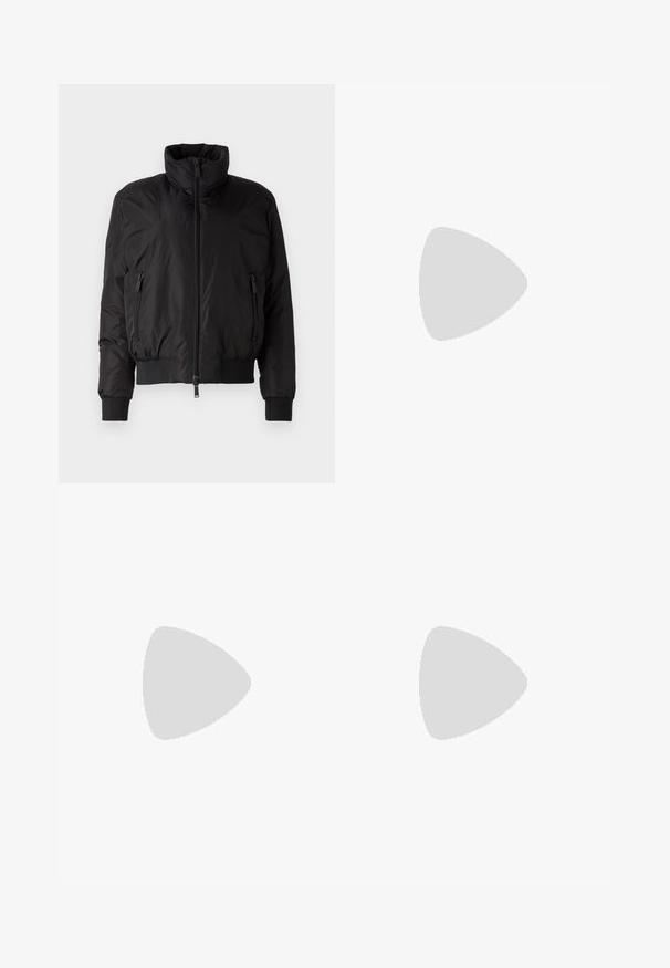 Zwarte pufferjack met een hoge kraag, ritssluiting aan de voorkant en twee ritszakken aan de zijkanten. Voorzien van elastische manchetten en een cropped ontwerp.; Zwarte trui met lange mouwen en col, voorzien van geribde manchetten en zoom, weergegeven op een effen witte achtergrond.; Zwarte flared broeken met een hoge taille, gemaakt van rekbaar materiaal. Bevat verticale naden aan de voorkant en heeft een gladde textuur.; Zwarte leren enkellaars met een spitse neus en een slank ontwerp. Heeft een lage hak en een ritssluiting aan de achterkant. Gladde textuur.