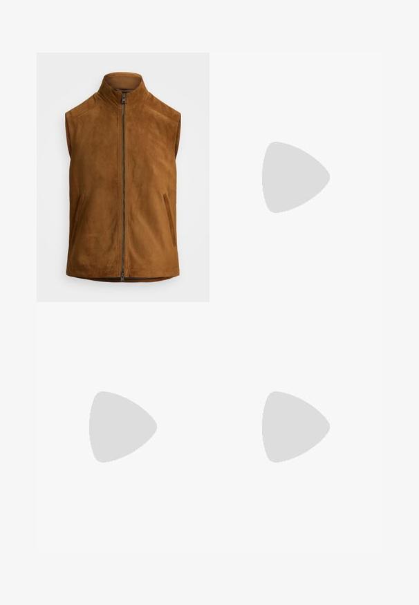 Αμάνικη καφέ σουέντ γιλέκο με ψηλό γιακά, μπροστινό φερμουάρ και δύο κατακόρυφες πλευρικές τσέπες σε άσπρο φόντο.; Σακάκι πόλο ναυτικό μπλε με κοντό γιακά, τσέπη στο στήθος και κεντητό λογότυπο. Κατασκευασμένο από μαλακό, υφασμάτινο υλικό.; Απαλή κρέμα, χαλαρές παντελόνες φτιαγμένες από μαλακό ύφασμα. Διαθέτουν ελαστική μέση με κορδόνι, και σχέδιο κωνικού ποδιού.; Αθλητικά παπούτσια σε μπεζ, κρεμ και ελαιοπράσινο χρώμα, κατασκευασμένα από σουέτ και δέρμα, με στρογγυλή μύτη, μινιμαλιστικό σχέδιο και καουτσούκ σόλα.