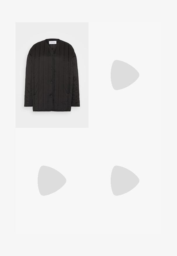 Svart quilted jakke med V-hals, med vertikal søm, trykknapper og en Calvin Klein-lapp. Mykt, strukturert stoff.; Lyseblå bomulls t-skjorte med korte ermer, rund hals og subtilt brodert 'Calvin Klein' logo foran.; Høytliv, lyseblå denimjeans med vid benstil, som har fem lommer og subtil fading langs stoffet.; Svart sneakers med glatt skinn og semsket skinnpaneler, flate snørebånd, rund tå og hvit gummisåle. Distinkt logo på hælen.