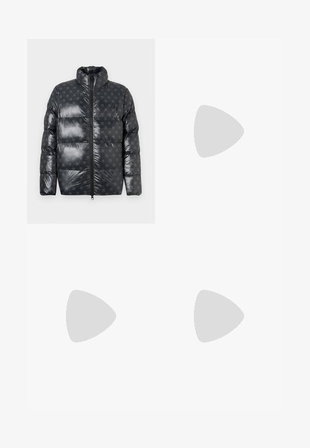 Pufferjack in een glanzend donkergrijs materiaal met een hoge kraag, voorzien van een subtiel logo patroon over het hele oppervlak en een volledige rits aan de voorkant.; Jong persoon met gevlochten haar, gekleed in een lichtgrijs Nike T-shirt en zwarte Nike shorts tegen een effen witte achtergrond.; Beige cargobroek van lichtgewicht katoenen materiaal. Kenmerkend zijn de elastische boorden, meerdere zijzakken en een knoopsluiting.; Witte leren sneakers met perforaties, ronde neus, vlakke zool en dikke veters, met een zichtbare swoosh-logo en "AIR" op de hiel.