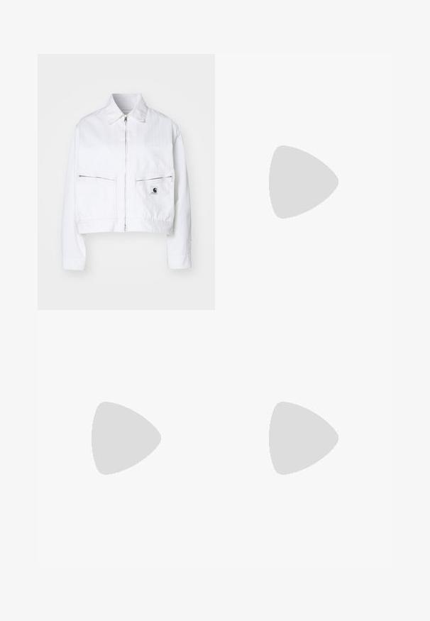 Veste courte blanche en denim de coton. Présente une fermeture éclair à l'avant, un col pointu et deux poches poitrine avec fermetures éclair. Logo de la marque sur la poche.; T-shirt crème à manches courtes en coton, avec un col rond et un logo Nike imprimé en gris clair contrastant sur la poitrine.; Pantalons de sport larges blancs avec une taille côtelée et un discret logo. Tissu lisse avec une coupe décontractée et un bas effilé.; Baskets blanches avec des accents pêche, tige en cuir lisse, bout perforé, semelle texturée et lacets. Portées avec des chaussettes blanches à mi-mollet sur une surface bleue.