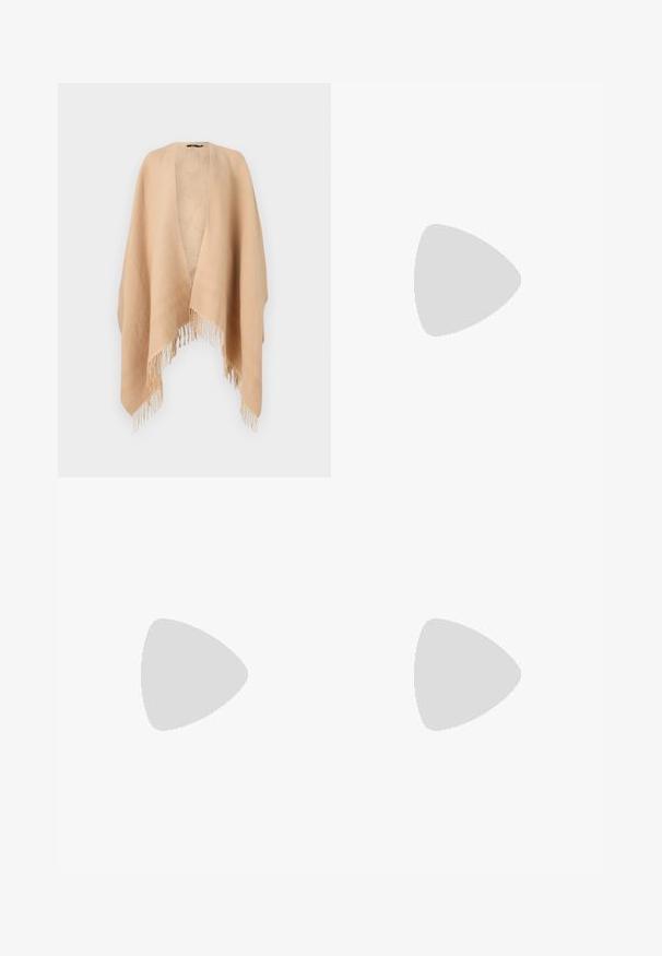 Beige Wickeljacke aus weichem Stoff mit offener Vorderseite, fransigen Kanten und einem subtilen Blättermuster auf der Innenseite.; Strick-Ärmelloses Oberteil in Off-White, mit quadratischem Ausschnitt und strukturiertem Muster. Subtiler gerippter Saum und breite Schulterträger.; Beige maßgeschneiderte Hosen mit Falten, mit geradem Schnitt und glatter Textur. Der Bund ist sauber gestaltet, ohne sichtbare Beschläge.; Schwarze Absatzsandalen aus glattem Leder, mit quadratischer Zehenpartie, Knöchelriemen und einem goldfarbenen Akzent an der Vorderseite.