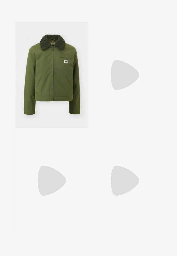 Carhartt WIP NEWKIRK JACKET - Lichte jas - office green; Witte katoenen t-shirt met een relaxte pasvorm, korte mouwen en een klein geborduurd logo op de linkerborst.; Zwarte broek met een rechte pijpdesign, gemaakt van een textuurstof. Bevat decoratieve zilveren hardware en unieke naaddetails.; Witte sneakers met zwarte strepen en beige suède accenten. Voorzien van een gestructureerde gumzool en platte witte veters, gedragen met lichtgekleurde sokken.