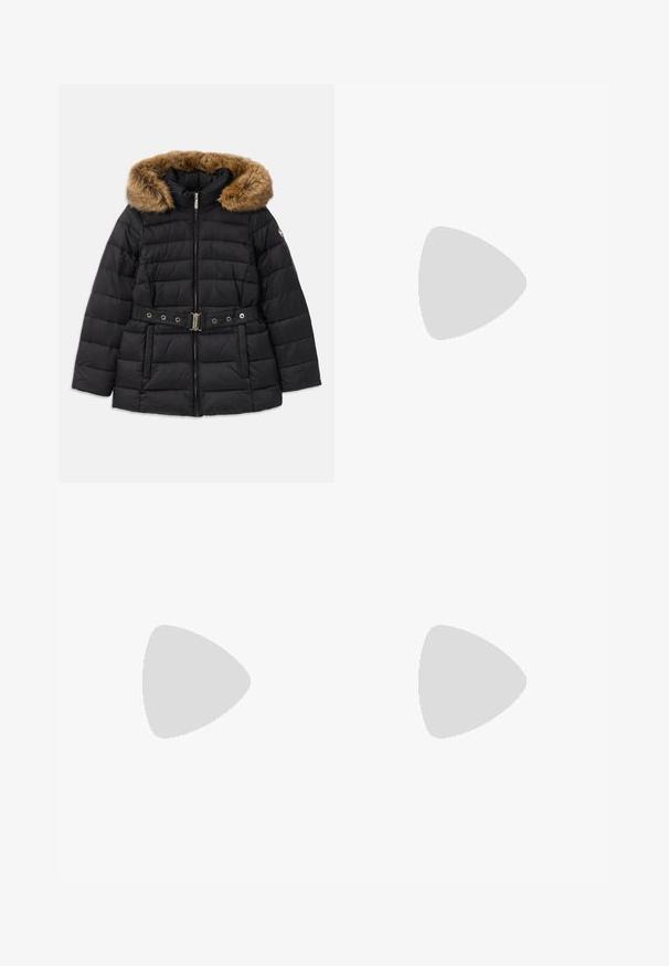 Čierna puffa bunda s kapucňou vystlanou umelým kožušinou, so zipsom a dekoračným pásom s kovovými prvkami. Prešívaný vzor.; Strihnuté biele tričko vyrobené z mäkkej látky, s krátkymi rukávmi, okrúhlym výstrihom a rebrovanými detailmi na lemovaní. Jednoduchý a nezdobený dizajn.; Čierne nohavice vyrobené z hladkej látky s vysokým pásom, širokými nohavicami, prednými záhybmi a klasickými pútkami na opasok. Žiadne bočné vrecká nie sú viditeľné.; Čierne lakované kožené slingback lodičky s špicatou špičkou, štíhlým podpätkom a jemným výrezom. Obsahuje zlatú pracku na remienku.