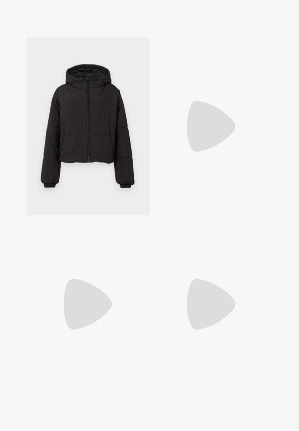Svart kort pufferjacka med huva, med en hel dragkedja fram, elastiska muddar och en diskret logotyp på bröstet.; Vit kortärmad t-shirt med marinblå horisontella ränder, med broderad "Tommy Hilfiger" logotyp på bröstet. Klassisk crew neck-design.; Fälld vit kjol med svart elastiskt midjeband som har "LACOSTE"-logotypen. Mittenlång design med mjuk textur.; Vita lädersneakers med en tjock vit sula, svartsuede hälaccent och präglad logotyp på sidan. Snörningsdesign med sex öglor.