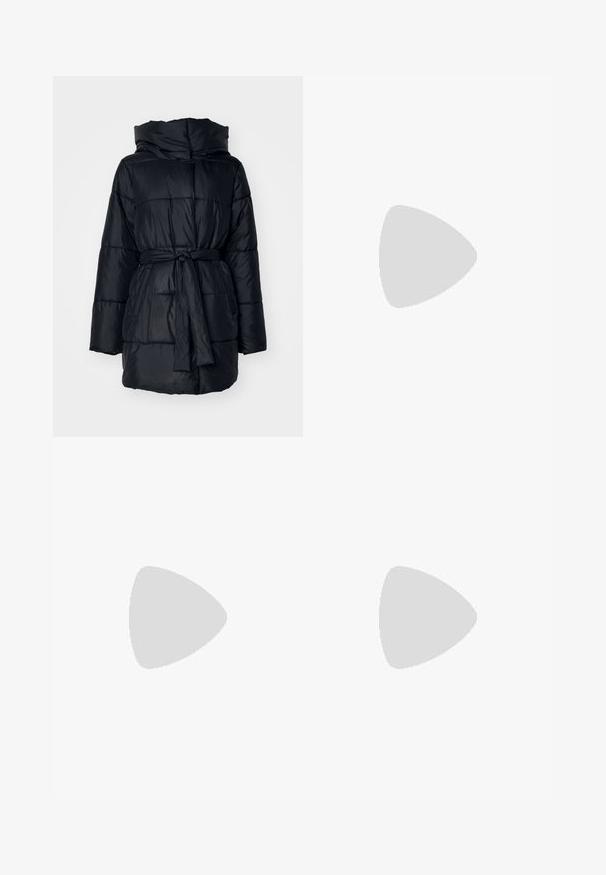 Abrigo acolchado negro con un cuello alto, mangas largas, cintura ceñida con cinturón y patrón acolchado. Fabricado en un material suave y ligero.; Camiseta de manga corta negra hecha de algodón. Presenta un cuello redondo, corte holgado y dobladillo limpio sin patrones ni herrajes visibles.; Pantalones de mezclilla de pierna ancha en un tono beige claro, con cintura alta, dos bolsillos frontales, cierre de botón y un sutil detalle de costura.; Botas negras de tobillo hechas de piel suave con paneles elásticos, una suela gruesa tipo plataforma y una puntera metálica.