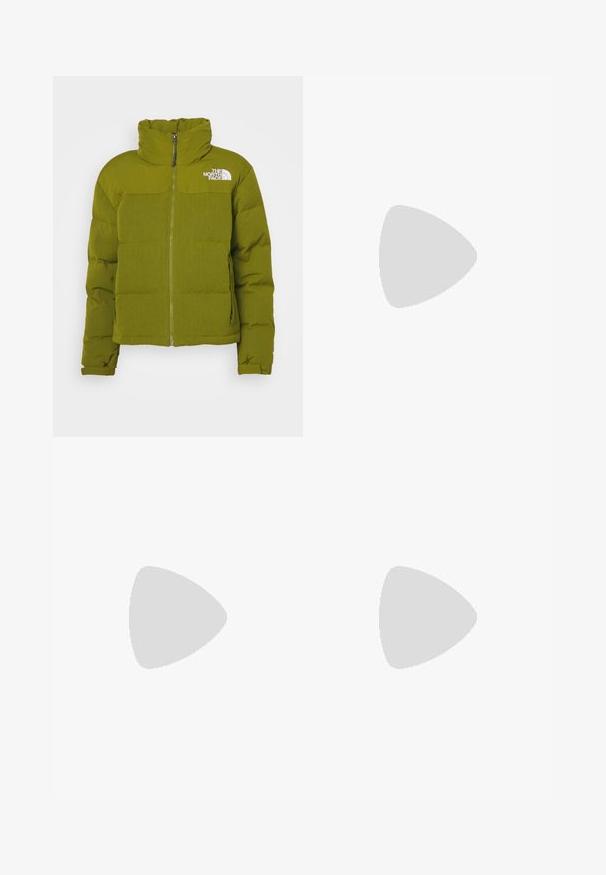 The North Face RIPSTOP NUPTSE JACKET - Piumino - forest olive; T-shirt tagliato di colore crema, realizzato in cotone. Presenta un logo ricamato rosa che dice "Nike Sportwear." Maniche corte e scollo rotondo.; Jeans a gamba larga in denim scuro con vita alta, caratterizzati da ampie tasche frontali e cuciture a contrasto. Il tessuto ha una leggera texture.; Pantaloni ampi marroni con una trama liscia e dettagli delle cuciture laterali, abbinati a sneaker in stile retrò grigie e bianche con suola in gomma.