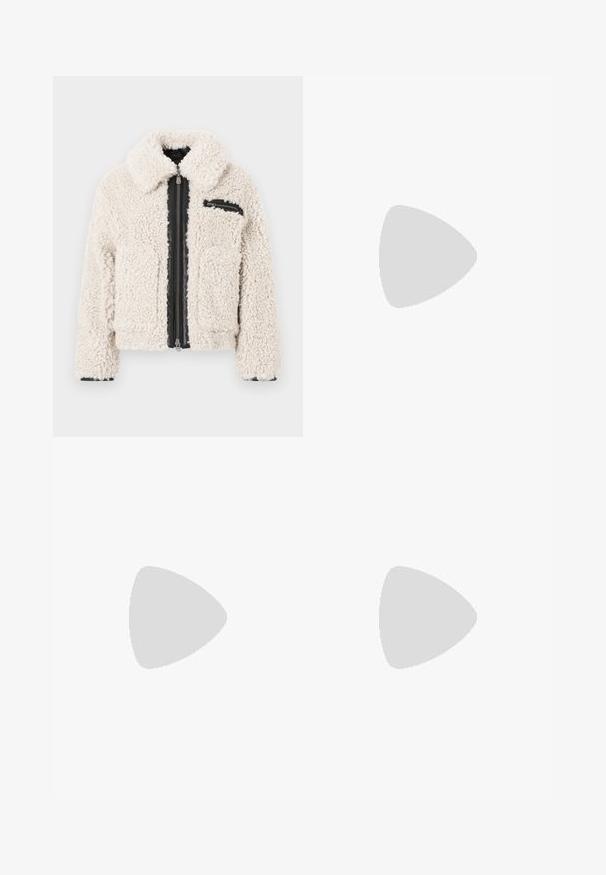 Chaqueta de sherpa color crema con cierre de cremallera negro y un pequeño bolsillo con cremallera en el lado derecho del pecho, mangas largas y cuello doblado.; Camiseta de algodón de manga corta con cuello redondo, que presenta rayas verticales negras sobre un fondo blanco y un diseño de corte recto.; Jeans de mezclilla de color azul claro con un diseño de pierna ancha, cinco bolsillos, trabillas para cinturón y cierre de botón. La tela tiene una textura suave.; Botín negro de cuero hasta el tobillo con punta redondeada, tacón cuadrado, cremallera lateral y detalles de costura en el empeine. Textura suave, diseño clásico.