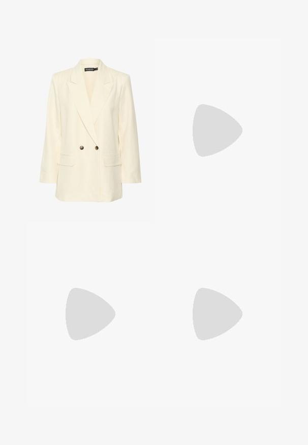 Soaked in Luxury SLRAGNA - Bleiseri - pearled ivory; Valkoinen puuvillapaita lyhyillä hihoilla ja pyöreällä kaula-aukolla. Vasemmassa rinnassa on pieni punainen Levi's-logo.; Mustat farkut, joissa on slim fit -muotoilu, viisi taskua ja hopeanväriset yksityiskohdat. Varustettu nappikiinnityksellä ja sileällä pinnalla.; Valkoiset platofom-nikeet, joissa on sileä nahkapinta, reikiin leikattu yksityiskohta ja litteät nauhat; paksu valkoinen kumipohja.