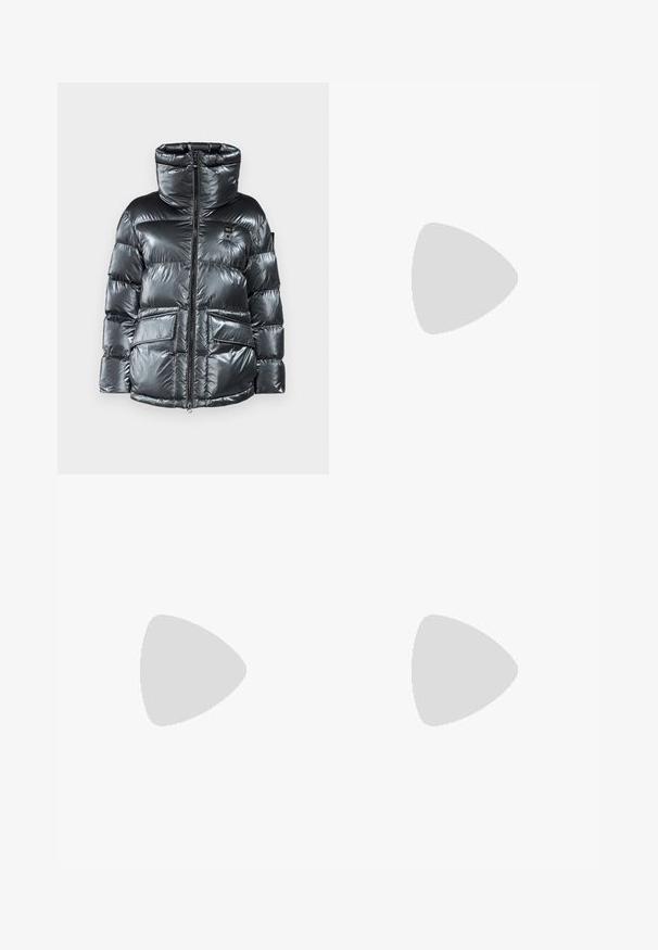 Blauer OLIVE - Téli dzseki - nero; Fekete pamut póló kerek nyakkal, rövid ujjú, elöl kék hímzett "Calvin Klein JEANS" logóval.; Fehér, széles szárú nadrág könnyű anyagból, sima textúrával, letisztult vonalakkal és magasderék kialakítással.; Fekete bőr loafer cipők kerek orral, vastag, texturált talppal és minimális varrási részletekkel. Áramvonalas dizájn, látható fűzők vagy fém részek nélkül.