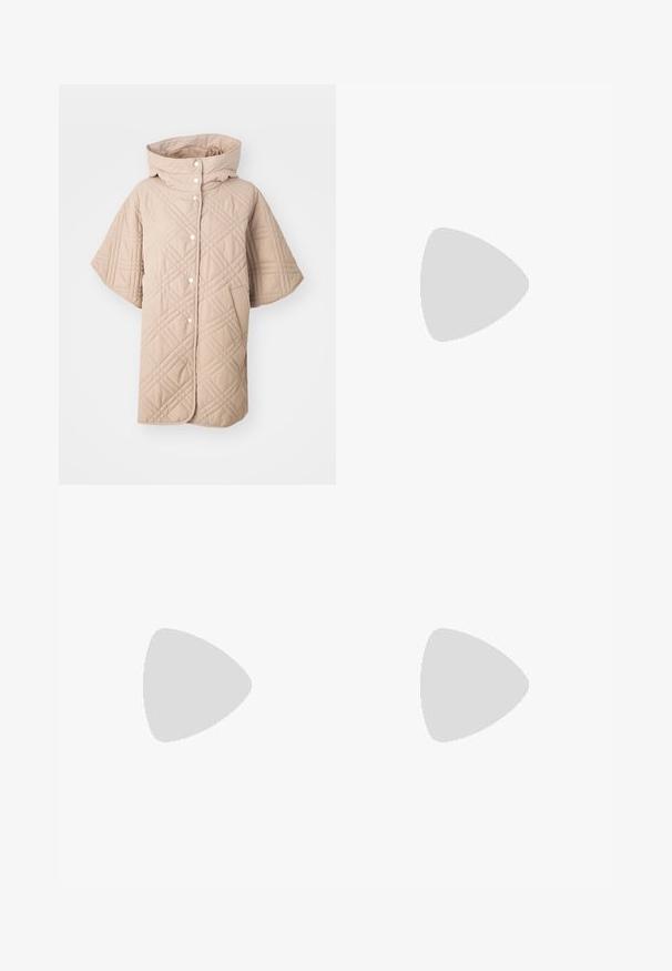 Beige tepitud jakk kõrge kraega, lühikeste varrukatega ja nööpide kinnitustega. Selles on diagonaalsed õmblusmustrit ja küljetaskud.; Lühikeste varrukatega nööbitav särk tumesinisel põhjal vertikaalsete triipudega, millel on üks rinna tasku ja struktureeritud krae.; Kohvikarva nahast ankle boot ümarate varvastega, sileda tekstuuriga ja paksu puidust kontsaga. Küljeseam detail ja peen sära.; Pruun nubukist õlakott pehme tekstuuri, kumeriku kuju ja kahe käepideme ning minimaalsete joontega. Funktsioneerib ilma nähtava riistvara või aksessuaarideta.