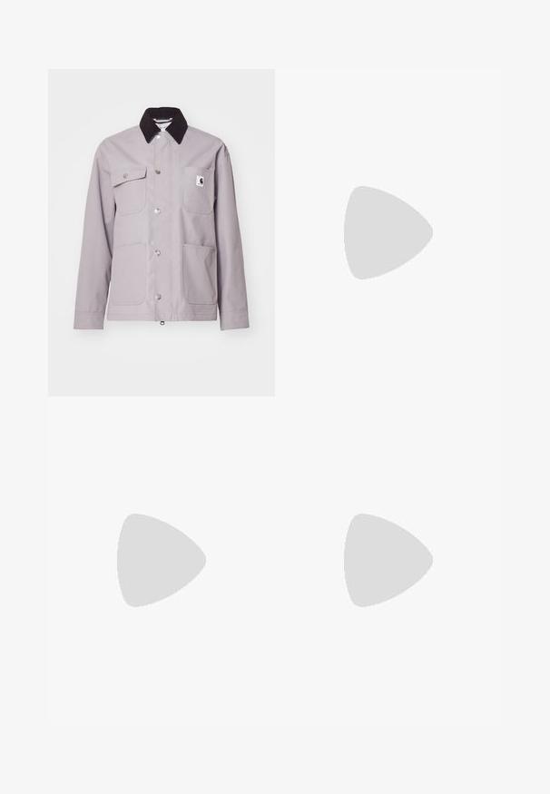 Lichtgrijze jas met een zwarte corduroy kraag, zilveren drukknoopsluitingen, vier voorzakken en een logo op de linkerzak. Gladde textuur.; Witte katoenen t-shirt met een relaxte pasvorm, korte mouwen en een klein geborduurd logo op de linkerborst.; Beige katoenen wijde broek met een gladde textuur, voorzien van voorzakken en een zilveren knoop aan de tailleband.; Adidas Gazelle sneaker met een crème suède bovenwerk, blauwe leren accenten, drie blauwe strepen, beige tussenzool en een bruine rubberen outsole.
