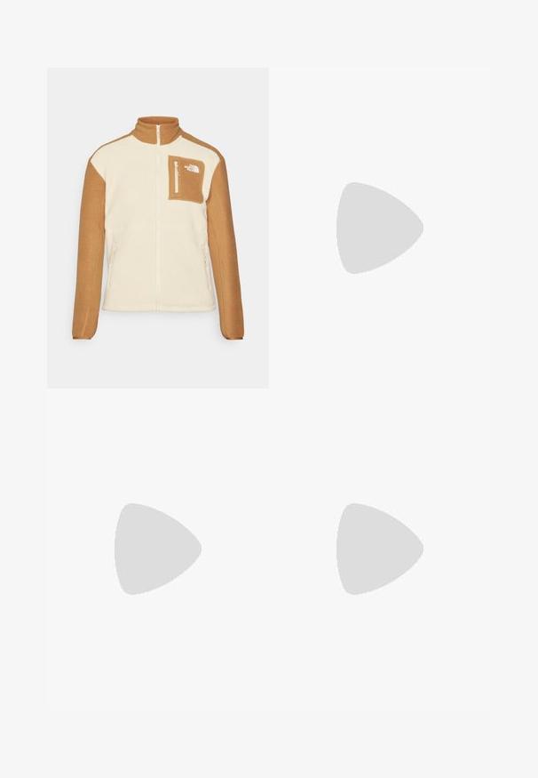 Fleeces jakas ar krēma un brūnām krāsām, pilnu rāvējslēdzēju, rāvējslēdzēja krūšu kabatu un divām sānu kabatām. Teksturēts audums ar kontrastējošām piedurknēm.; Melnas garām piedurknēm T-krekls, izgatavots no kokvilnas ar apaļu kaklu. Tam ir mazs balts logo kreisajā krūtīs. Vienkāršs dizains un piegulums.; Melni nailona bikses ar noņemamām kājām, regulējamiem uzmavām, vairākām kabatām un logotipu uz labās kājas. Gluda, viegla tekstūra.; Beige un krēma sporta apavi ar strukturētu tīkla virsmu, atbalstošajiem slāņiem un gumijas zoli ar protektoru rakstu, kas nodrošina saķeri.