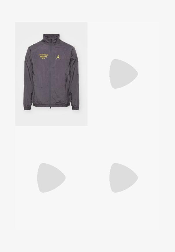 Nike Performance NBA LOS ANGELES LAKERS JORDAN JACKET - Træningsjakke - medium ash/purple smoke; Hvid kortærmet T-shirt lavet af bomuld, med et sort Jumpman-logo på brystet og en rund halsudskæring med et sort indvendigt mærke.; Lyseblå atletiske joggers med elastisk talje, sidelommer og reflekterende prikker på underbenene.; Hvide lædersneakers med perforeringer, rund tå, flad sål og tykke snørebånd, med et synligt swoosh-logo og "AIR" på hælen.