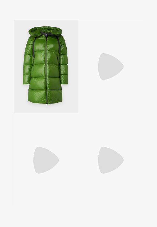 Grüner Puffer-Mantel mit Kapuze. Besitzt eine glänzende, glatte Textur, einen schwarzen Reißverschluss und verstellbare Riemen. Kastenförmiger Schnitt mit knielanger Länge.; Weißes, kurzes T-Shirt mit „GUESS“-Logo in Hellrosa, kombiniert mit Pfirsich-Sweatpants, die ein schwarzes Logo an der Seite haben. Glatte Baumwollstruktur.; Weiße weite Hosen mit glatter Textur, ausgestattet mit zwei vorderen Taschen und einem Knopfverschluss, entworfen für einen lässigen Sitz.; Beige Wildleder Slipper mit geschlossener Zehenpartie, versehen mit einer dekorativen Schnalle und einer flachen Korksohle. Glatte Textur mit minimalistischem Design.