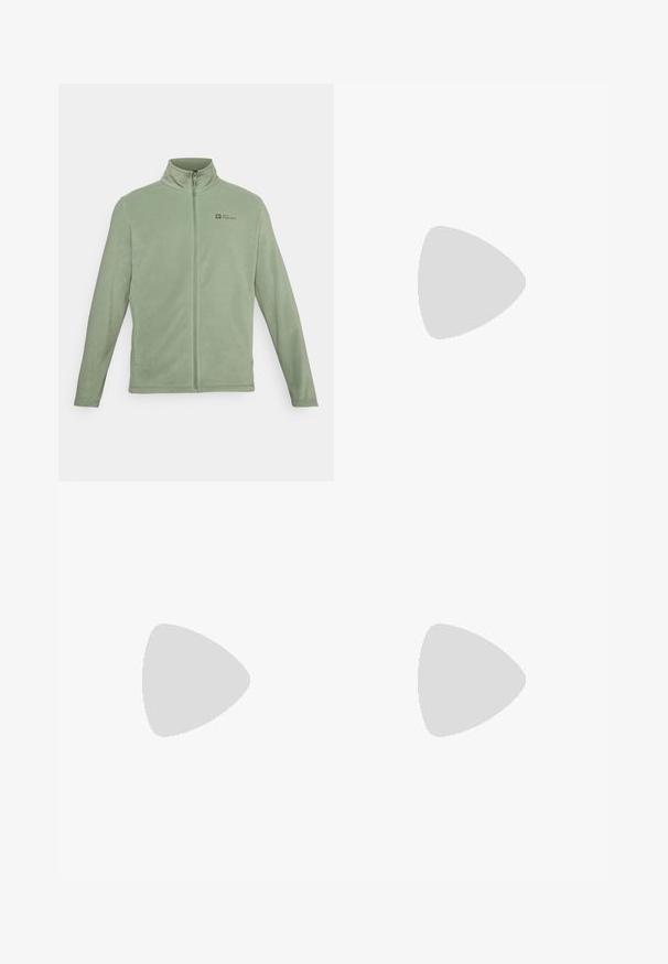 Fleecejack in lichtgroen, met een hoge kraag, volledige rits en zijzakken. Logo op de bovenste linkerkant van de borst.; Witte lange mouwen T-shirt gemaakt van katoen met een ronde hals. Beschikt over een klein zwart logo op de borst. Soepele textuur, normale pasvorm.; Zwarte sportieve broek gemaakt van lichtgewicht stof, met een trekkoord in de taille, zijzakken en taps toelopende boorden bij de enkels.; Zwarte sportieve schoen met een gestructureerde synthetische bovenkant, een gevoerde zool en een snelvetersysteem. Heeft een verstevigde neus en hiel.