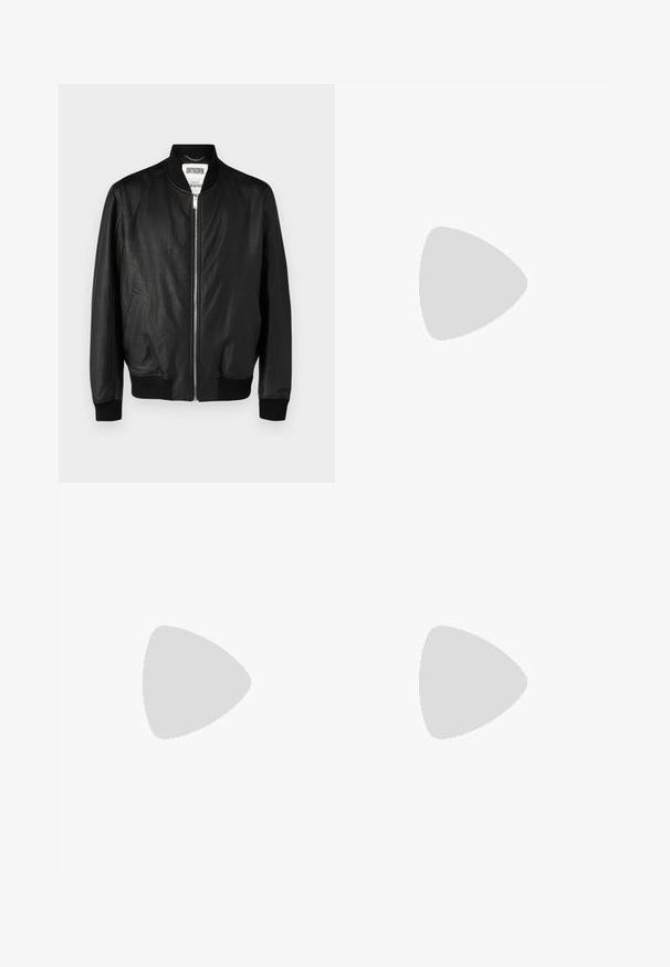 Musta nahkainen pommikonevyö, jossa on ribbireunat hihansuissa ja helmassa, etuvetoketju, sivutaskut sekä sileä, hieman kiiltävä pinta.; Mustassa pitkähihaisessa pyöreäkauluksellisessa neulepaidassa on pehmeä kangas. Paidassa on vasemmalla puolella rintatasku ja suora helma, jossa on vähäisiä tekstuuriyksityiskohtia.; Mustat housut sileästä kankaasta, suora malli, kaksi etutaskua sekä vetoketjulla ja napilla varustettu etulukitus.; Musta nahkainen miesten loafer, jossa on metallisolkiyksitys, matala korko ja brändätty pohja, esitelty sivulta valkoista taustaa vasten.