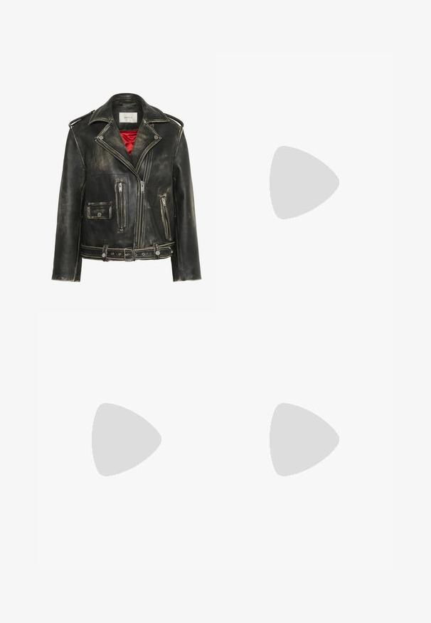 Črna raztrgana usnjena biker jakna s srebrnim okovjem, ki vključuje več zadrg, pas zřmondjo in rdečo satensko podlogo.; Temna denim brezrokavna majica s kvadratnim izrezom, kotnimi deli in vidnimi šivi. Ravna, gladka tekstura.; Svijetloplave traper široke hlače s pojasom, dva prednja džepa i jednostavnom teksturom. Ima minimalistički dizajn i čiste linije.; Črne lakirane gležnjarje z ošiljenim nosom in srednje visokim blokastim peto. Gladka tekstura in minimalističen dizajn.