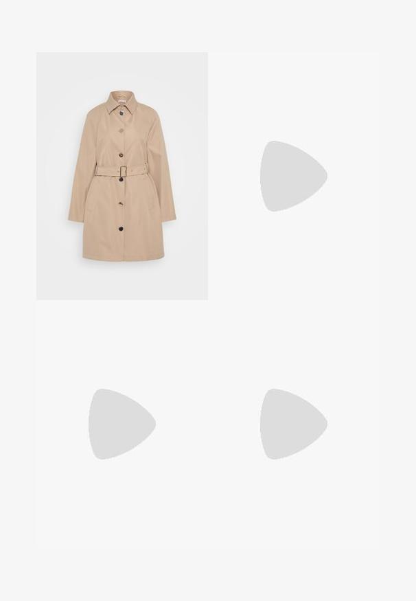 Impermeabile beige realizzato in tessuto morbido, con vita a cintura, grandi bottoni rotondi, due tasche laterali e colletto classico.; T-shirt bianco a maniche corte realizzato in morbido cotone. Presenta un collo rotondo e una vestibilità comoda. Design pulito senza modelli o dettagli visibili.; Pantaloni in misto cotone neri con design a gamba dritta, chiusura frontale con bottone e due tasche laterali. Tessuto liscio, senza motivi visibili.; Stivali alla caviglia in pelle nera con suola piatta spessa e pannelli laterali elasticizzati per una facile vestibilità. Branding discreto sul lato.