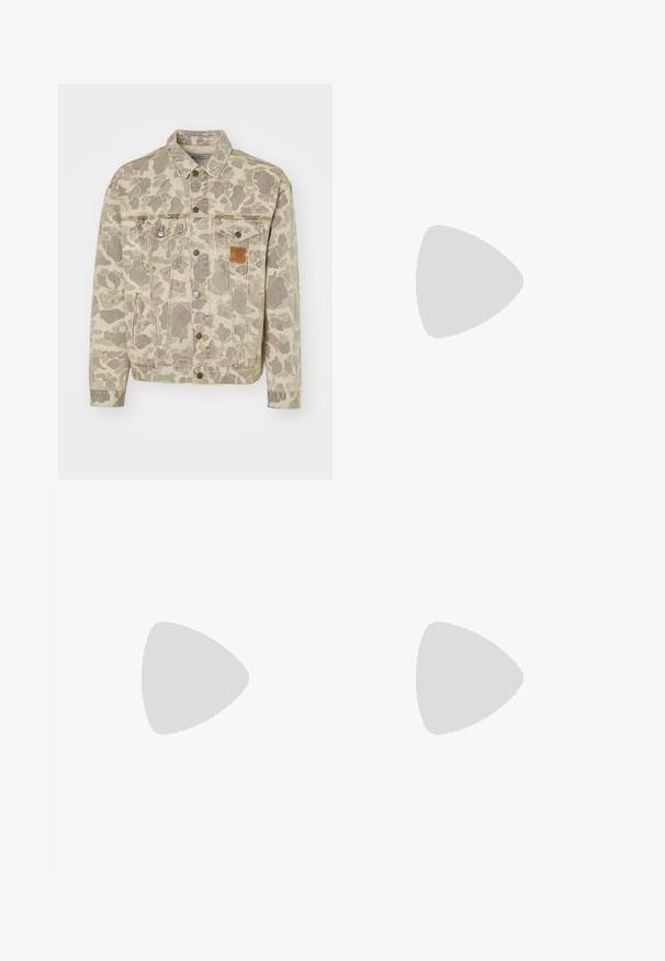Carhartt WIP DUCK HELSTON JACKET - Jeansjacke - grey/black; Schwarzes Baumwoll-T-Shirt von Nike mit klassischem Rundhalsausschnitt, kurzen Ärmeln und einem dezenten, geprägten Logo auf der Brust. Glatte Textur.; Schwarze lässige Hosen mit Kordelzug und seitlichen Eingrifftaschen sowie geradem Bein auf einem einfarbigen Hintergrund.; Schwarze Sportschuhe aus strukturiertem Stoff mit Gummisohlen, ausgestattet mit elastischen Schnürsenkeln und einem blauen Akzent an der Ferse. Getragen mit hellen Jeans.