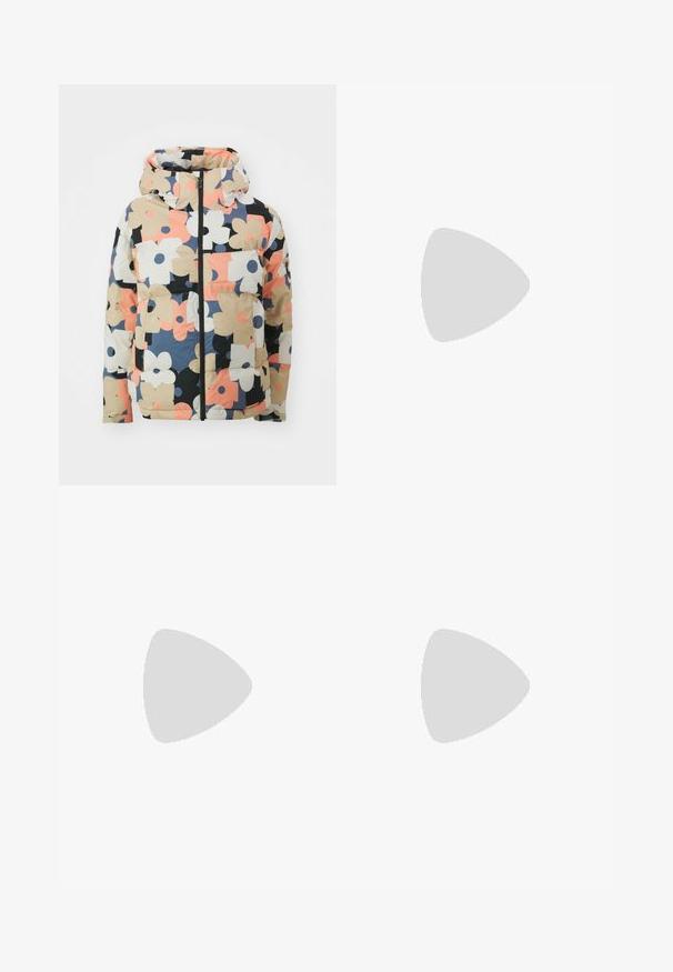 Gestepptes, kapuzengefüttertes Jacket im mehrfarbigen Blumenmuster mit großen beigen, schwarzen, rosa und marineblauen Blumen auf einem cremfarbenen Hintergrund. Vorderer Reißverschluss, Taschen.; Grauer Strickpullover mit langen Ärmeln, Rundhalsausschnitt, gerippten Bündchen und Saum, mit weicher Textur und lockerer Passform.; Schwarze Hose mit glatter Textur, tailliertem Schnitt und großen Gesäßtaschen. Das Roxy-Logo ist in Weiß auf der rechten Tasche gestickt.; Braune Wildlederanzugstiefel mit Kunstfellfutter, metallischen Ösen und einer robusten Gummisohle mit strukturiertem Profil.