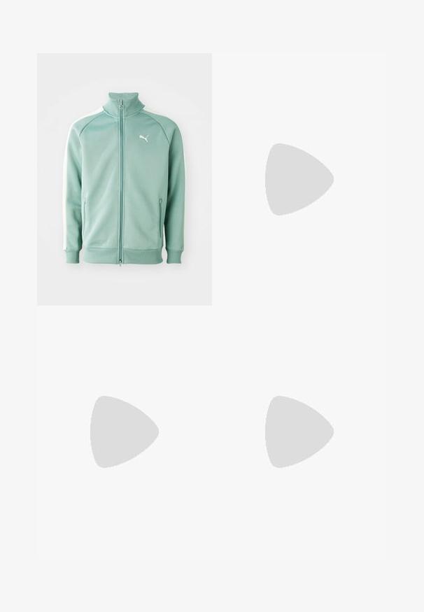 Puma zip-up træningsjakke i lys mintgrøn med hvide sidestroge, slim fit, ribbet krave og manchetter, med et logo på brystet.; Tre ensfarvede hvide bomulds t-shirts med korte ærmer. Hver shirt har en rund halsudskæring og et lille sort logo mærke på venstre side.; Lyseblå denimbukser med løs pasform, der har to forskellige stofpaneler, en frontlukning med knap og brede ben.; Puma sneakers i hvid og sort ruskind med en brun gummisål. Bæres med hvide sokker med et sort logo og mørke bukser.