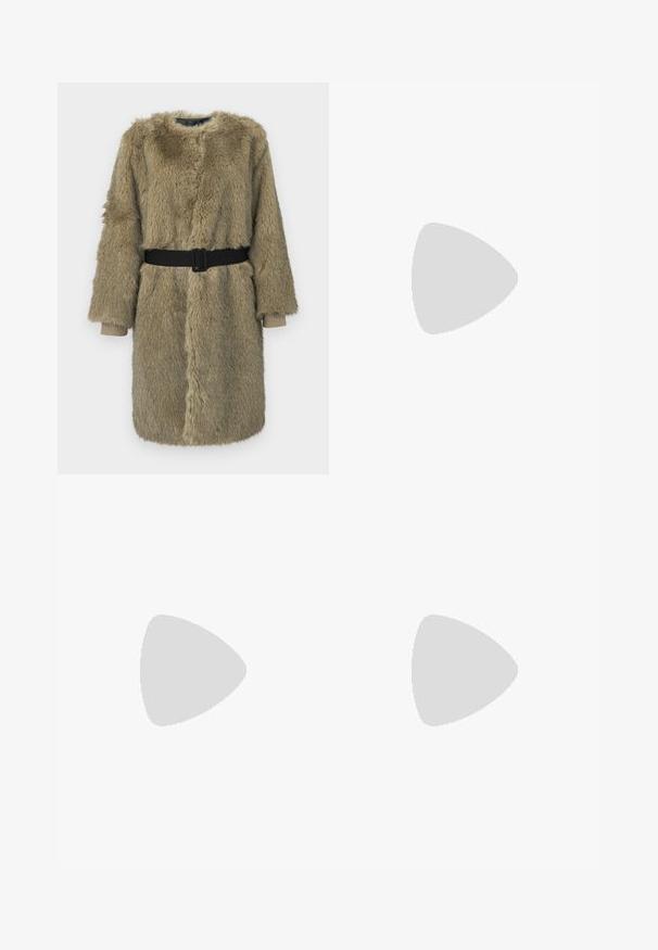 Világosbarna műszőrme kabát texturált kivitelben, hosszú ujjakkal, kerek nyakkivágással és fekete övvel a deréknál.; Sötétbarna gyapjú pulóver bordázott mandzsettákkal, aljjal és állgallérral, egy kis fém logóval az alj közelében, egyszínű háttéren.; Magas derekú, széles lábú kék farmernadrág, gombos záródással, övhurkokkal és diszkrét varrási részletekkel a zsebeknél és a szegélyeknél.; Barna bőr térdmagasságú csizma, hegyes orral és minimalista dizájnnal; sima textúrával, látható fém részletek vagy díszítések nélkül.