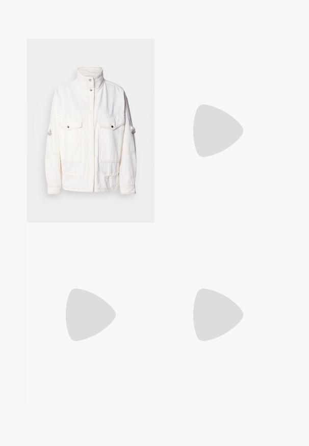 Vitt denimjacka med hög krage, två framfickor, silverfärgade tryckknappar och kontrasterande sömdetaljer. Har en avslappnad passform.; Vit kortärmad T-shirt, korta vida ärmar, mjukt bomullsmaterial, rund halsringning med subtila orange detaljer, minimal design, inga mönster eller grafik.; Svarta vida byxor med hög midja och bälte. Har en mjuk textur och rena linjer, designade för en avslappnad passform.; Svarta läderankelboots med klack, med elastiska sidopaneler. I kombination med svarta byxor som har en vit sidostrip.