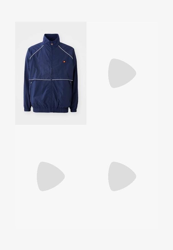 Marineblå vindjakke med høj krave, hvid piping, lynlås foran og to sidelommer. Branding på brystet.; Hvid bomulds T-shirt med rund halsudskæring, korte ærmer og et lille sort "W.W." logo på venstre bryst. Glat tekstur, almindelig pasform.; Beige bomuldsbukser med lige ben, der har en frontlukning med knap, bæltestropper og to sidelommer. Glat tekstur.; Hvide lædersneakers med lavt design, rund tå, perforerede detaljer og en tekstureret sål. Snørebånd og subtile stikninger er inkluderet.