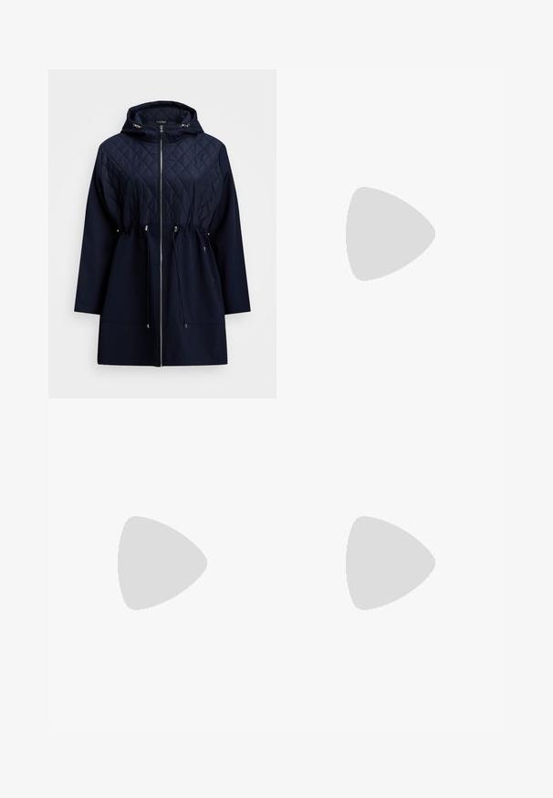 Giacca a vento blu navy, trapuntata, con cappuccio e vita regolabile con cordino, chiusura frontale con zip e maniche lunghe. Presenta un tessuto liscio e un motivo a diamante sulla parte superiore.; Top a maniche corte a righe nei colori navy e bianco, con scollatura rotonda e vestibilità ampia. Il tessuto ha un aspetto leggermente strutturato.; Jeans a gamba larga in denim bianco sporco. Design a vita alta con chiusura a bottone, due tasche frontali e dettagli di cucitura a contrasto.; Sandali con zeppa in pelle blu navy con piattaforma in juta intrecciata. Presentano un design con fasce larghe e una fibbia regolabile alla caviglia per una vestibilità sicura.