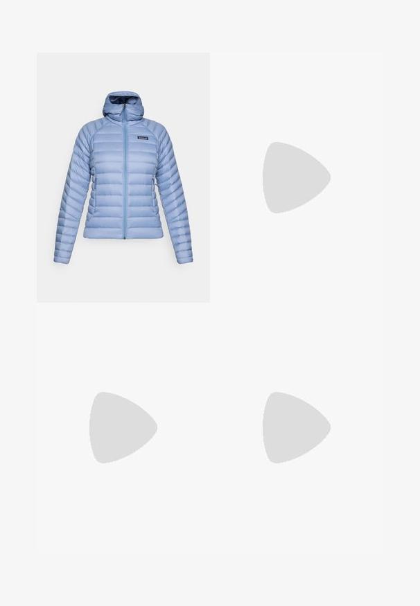 Lys blå quiltet hettejakke med frontglidelås og Patagonia-logo på venstre bryst, vist mot en hvit bakgrunn.; Svart Columbia t-skjorte med hvit sirkulær fjell- og elvlinjekunst og tekst "Columbia Sportswear Company Outside Since 1938."; Svarte leggings med høy midje, snøring, glatt tekstur og tettsittende design. Har søm detaljer langs sidene.; Sorte turstøvler med mid-topp design, som har en teksturert overdel, grå detaljer og slitesterk gummisåle med godt grep.