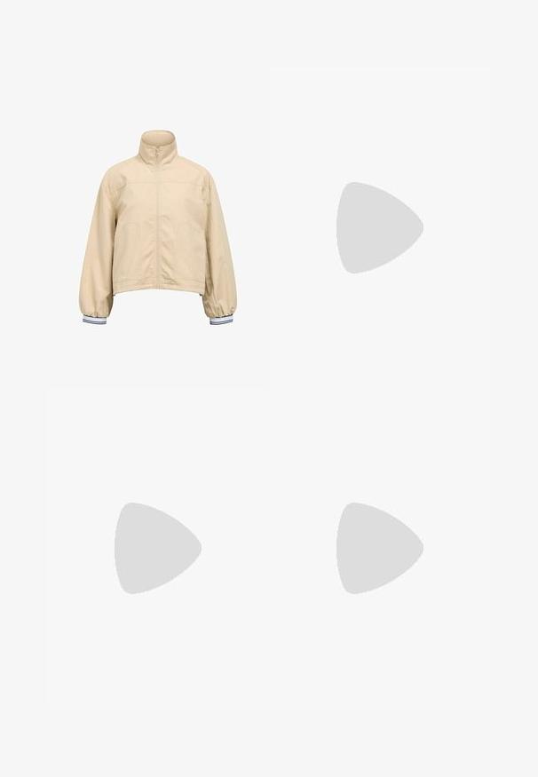 Giacca beige tagliata con colletto alla coreana, chiusura frontale con zip, due tasche laterali e polsini elasticizzati con strisce blu e bianche.; Maglia a maniche lunghe in beige chiaro, con scollo rotondo, texture liscia e orlo curvo con spacchi laterali per facilitare il movimento.; Pantaloni neri a gamba larga realizzati in tessuto morbido, con una vita con cordino e dettagli plissettati sul davanti per un tocco di texture e volume in più.; Scarpa atletica nera con tomaia in tessuto testurizzato, sistema di lacci e una suola intermedia bianca. Presenta un profilo basso e un design della suola curvato.