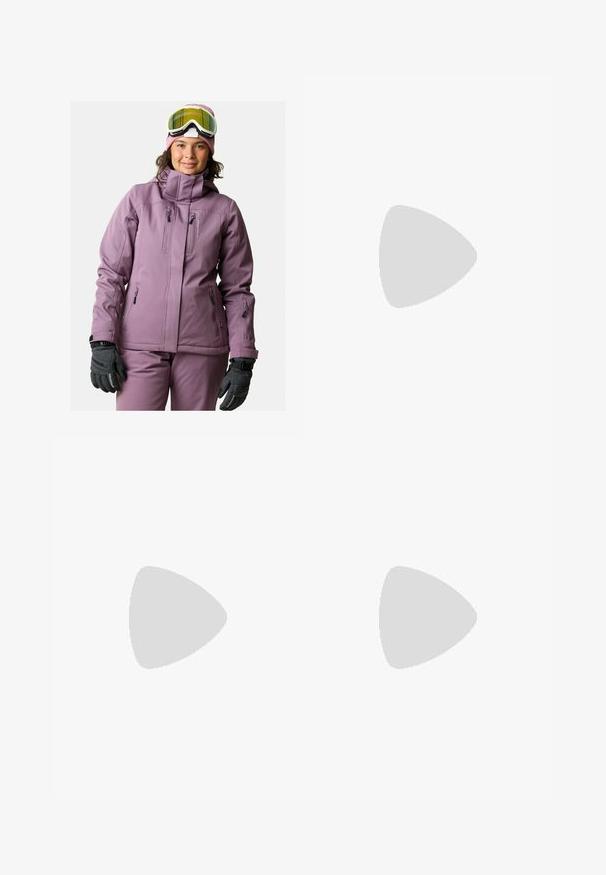 Giacca da sci viola con colletto alto, numerose tasche con zip e finitura opaca. Indossata con un berretto rosa e guanti neri.; Abito nero a maglia con scollo rotondo, maniche lunghe a sbuffo e vestibilità ampia. Tessuto liscio senza motivi visibili o dettagli hardware.; Stivale alla caviglia in pelle nera con suola spessa e scanalata, lacci anteriori e linguetta per il sollevamento su sfondo bianco liscio.; Orecchini a cerchio in argento con una finitura liscia e lucente. Forma arrotondata, design leggero, con chiusura a perno.