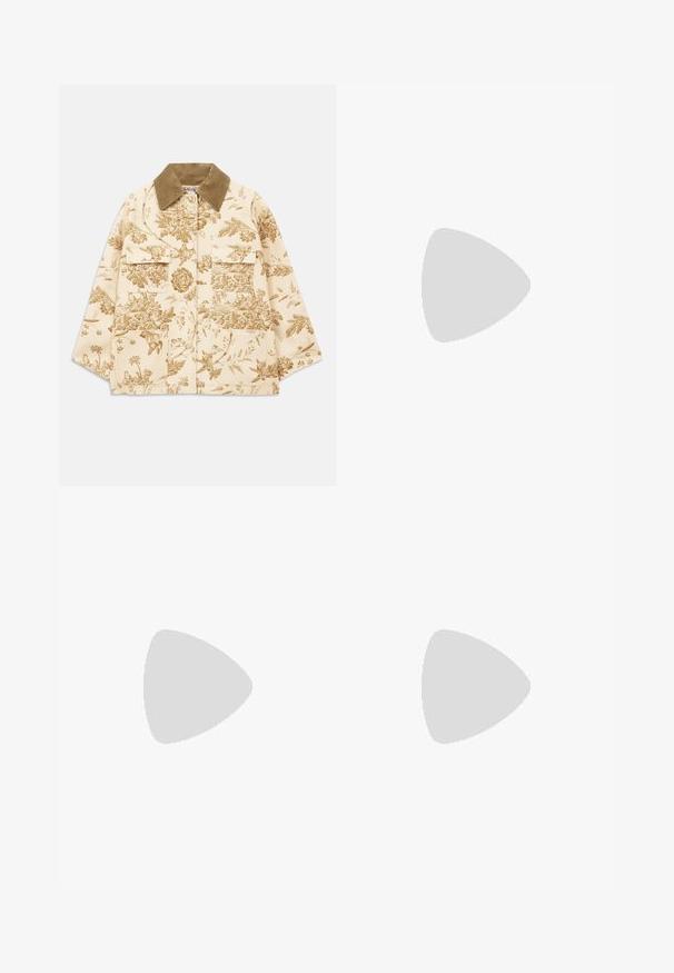 Beige takki, jossa on kukkakuosisia koristeita ja corduroy-kaulus, neljä etutaskua ja rento istuvuus. Rakenne on teksturoitu ja siinä on kasvitieteellisiä kuvioita.; Valkoinen puuvillapaita lyhyillä hihoilla, pyöreällä pääntiellä, rentoa tyyliä ja ommeltu helma. Tunniste näkyvissä sisäkauluksessa.; Mustat, leveälahkeiset housut korkealla vyötäröllä, etupleiteillä, sileällä pinnalla ja huolitellulla viimeistelyllä. Suunniteltu rentoon istuvuuteen.; Musta nahkakengät korkealla korolla, joissa on terävä kärki ja pyöreä, pallomainen korko. Sileä pinta ja tyylikäs, minimalistinen muotoilu.