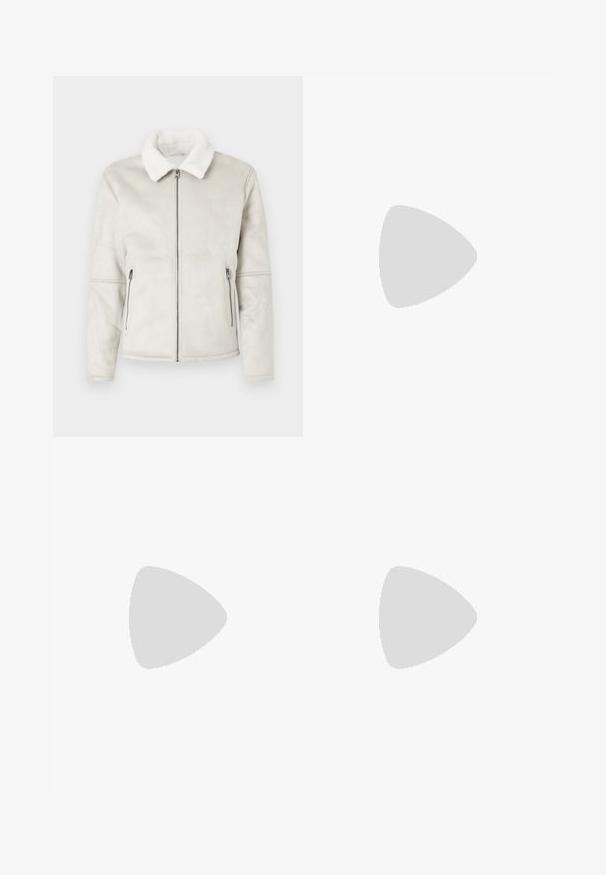 Giacca in eco-pelle grigio chiaro con colletto in shearling bianco, zip frontale e due tasche laterali con zip. Tessuto liscio e vestibilità su misura.; Set di t-shirt in cotone composto da una maglietta nera e una bianca, entrambe con maniche corte, scollatura rotonda e vestibilità standard. Tessuto testurizzato.; Pantaloni neri con vita elasticizzata e design a gamba dritta, caratterizzati da una texture liscia e senza motivi o hardware visibili.; Sneakers beige con una parte anteriore in suede testurizzato, lati in pelle liscia e una suola in gomma marrone. Inclusi lacci e dettagli di cucitura leggera.