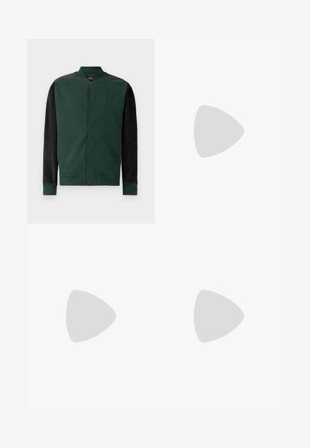 Jachetă verde cu mâneci negre; are închidere cu capse, logo pe piept și manșete și tiv cu nervuri. Textură moale.; Tricou oversized cu mânecă scurtă, de culoare neagră, cu decolteu rotund și etichetă Filippa K vizibilă în interiorul gulerului.; Pantaloni bleumarin cu o croială dreaptă, cu un material texturat, două pliseuri frontale, curea pentru brâu și închidere cu fermoar.; Sneakers negre din suede cu o talpă din cauciuc albă, prezentând cusături tonale și un design cu șireturi. Textură netedă cu o formă modernă și aerodinamică.