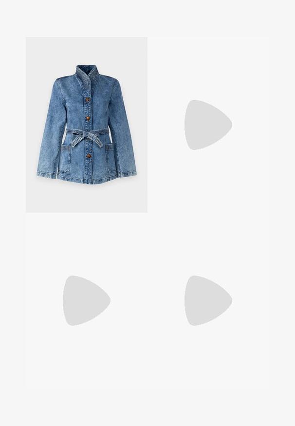 Lys blå denimjakke med høy krage, lange ermer, frontlommer, knappelukking og belte i midjen for justerbar passform.; Hvit bomulls t-skjorte med korte ermer, rund hals, avslappet passform og sydd kant. Merke synlig på innsiden av halsen.; Hvite denimjeans med rett benkutt, fem-lomme-design og metallhardwaredetaljer på midjen og lommene.; Hvit ribbet cropped t-skjorte, lyseblå vide jeans og hvite joggesko. Holder en grønn og hvit stripete totebag.