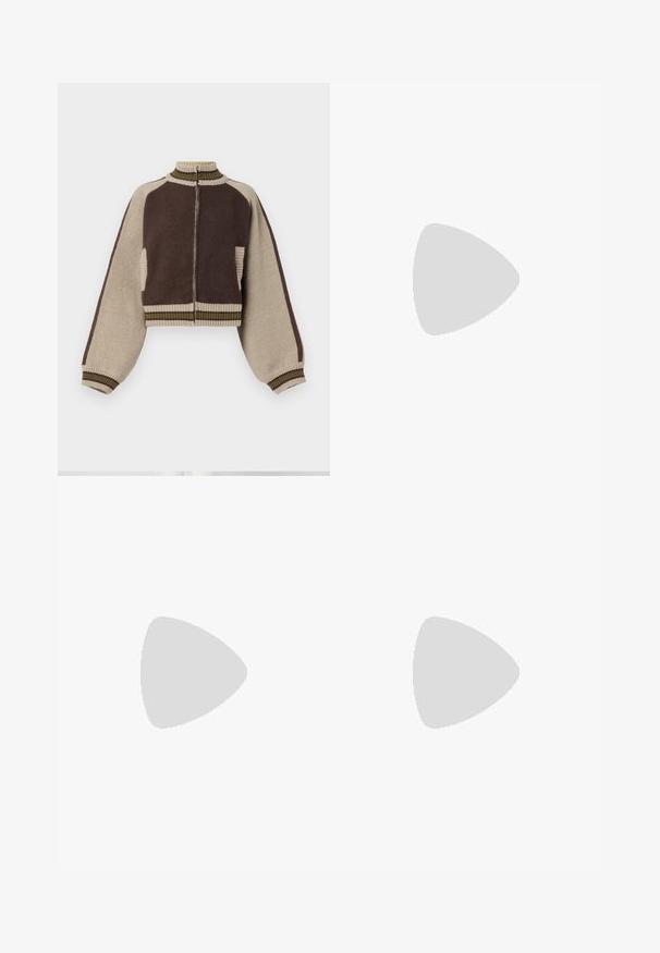 Braune und beige, kurz geschnittene Strickjacke mit hohem Kragen, durchgehendem Reißverschluss und gestreiften Ripp-Details; hat weite Ballonärmel und Seitentaschen.; Schwarzes Kurzarm-T-Shirt aus weichem Stoff, mit Rundhalsausschnitt und lockerer Passform, glatter Textur und ohne Muster.; Bershka WIDE-LEG - Wide Leg - grey; Schwarze Lackleder-Sneaker mit drei weißen Streifen, schwarzen Schnürsenkeln und strukturiertem schwarzen Sohlen, kombiniert mit olivgrünen Hosen.