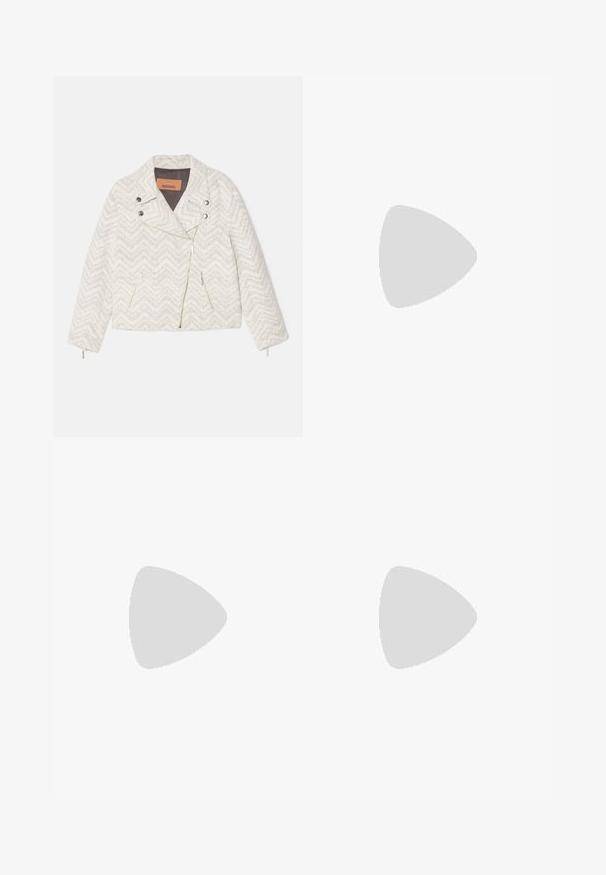 Jachetă albă cu model în zig-zag, realizată dintr-un material texturat. Dispune de un guler cu decupaj, fermoar frontal și două buzunare cu fermoar. Accente de hardware argintii.; Tricou de culoare crem cu mânecă scurtă și guler rotund. Textură moale și croială lejeră, cu manșete rulate și o margine ușor curbată.; Pantaloni negri evazați, cu o textură netedă, talie ajustată și buzunare frontale, proiectați cu o siluetă modernă, elegantă.; Pantofii negri din piele cu toc mic, vârf ascuțit și detaliu decorativ cu cataramă pe partea superioară. Textură netedă, design minimal.; Geantă de mână din piele neagră cu mânere duble, lacăt aurit și detalii cu lanț, împreună cu un accesoriu cu ciucuri alb-negru, pe fond alb.
