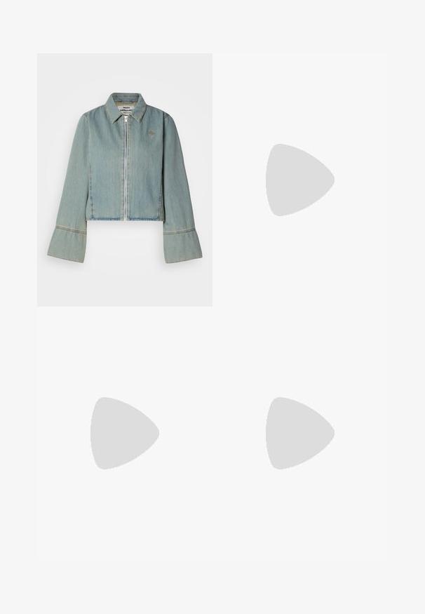 Skrajšani jeans jakna v svetlo modri barvi z zadrgo spredaj, koničastim ovratnikom in zvonastimi rokavi. Ima subtilne šive in vezeno logotip.; Črna bombažna majica s krožnim izrezom, kratkimi rokavi in modrim vezenim logotipom "Calvin Klein JEANS" na sprednji strani.; Črne široke hlače z nagubanimi hlačnicami in elastičnim pasom. Tkanina vsebuje vertikalne gube in gladko teksturo.; Svetlo modre lakirane mule s poudarjenim nosom, nizkim prozornim petam in elegantnim dizajnom z izrezom na sprednjem delu.