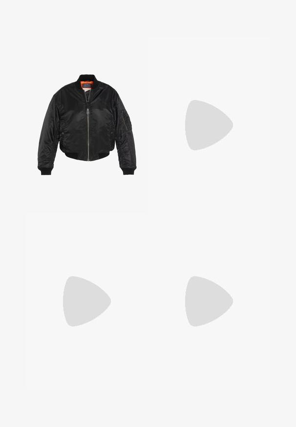 Schott COUPE 90'S EN RECYCLÉ - Bomberjacks - Noir; Langsleeve t-shirts in het wit, bordeauxrood en zwart. Gemaakt van zachte stof met een ronde halslijn en een aansluitend ontwerp. Geschikt voor lagen.; Zwarte wijde broek met hoge taille, knoopdetails op de tailleband en plooien aan de voorkant.; Zwarte leren pump met een spitse neus en een lage blokhak. Beschikt over een enkelband met een goudkleurige gespsluiting. Gladde textuur.; Zwarte handtas met gestructureerde vorm, gladde textuur en een metalen sluiting. Gecombineerd met brede zwarte broeken en sandalen met open teen op een houten vloer.