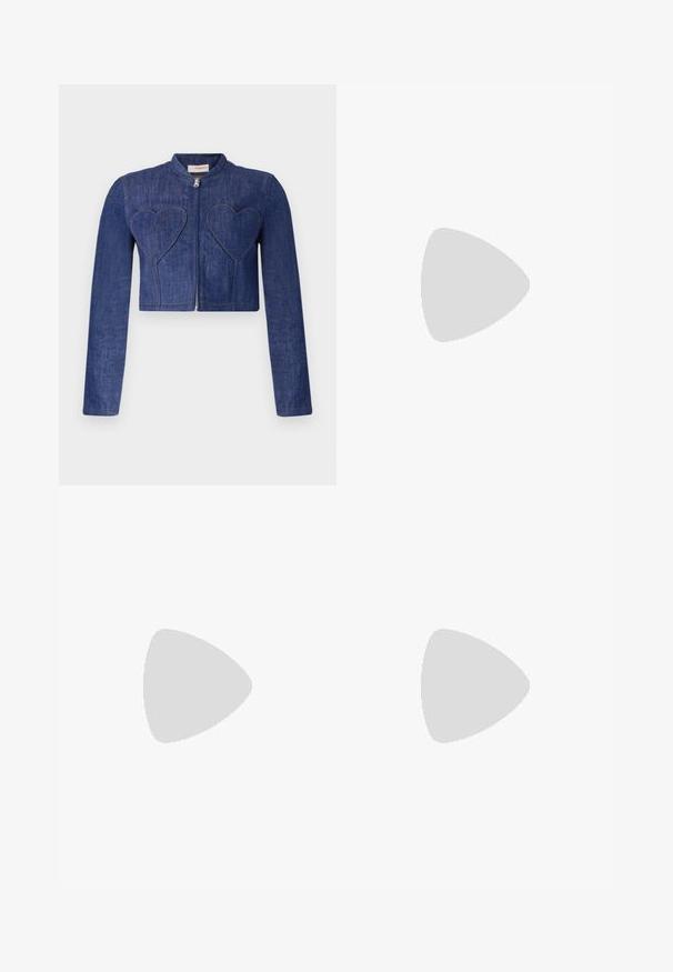 Tumma sininen farkkutakki, jossa on lyhyet hihat, vetoketjukiinnitys ja sydämen muotoisia paikkoja edessä. Sisältää näkyviä ompeleita.; Vaaleanbeige lyhythihainen t-paita, jossa on pyöreä kaula-aukko, valmistettu pehmeästä ja sileästä kankaasta. Ominaisuuksina rento mitta ja suora helma.; Tumma sininen farkut, joissa on leveät lahkeet, nappikiinnitys, viisi taskua ja kontrastivalkoiset tikkaukset. Kankaan pinta on sileä, hieman teksturoitu.; Valkoiset nahkabootsit, joissa on sileä pinta, pehmustettu nilkka ja rei'itetty varvas. Varustettu hieman kohotetulla kumipohjalla ja nauhakiristyksellä.