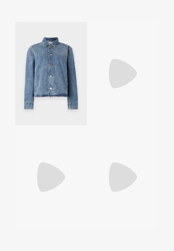 Denim jakna svijetloplave boje s kopčanjem sprijeda, ovratnikom, dugim rukavima i rese na rubu. Sadrži metalne gumbe i blago istrošen izgled.; Crna pamučna majica s okruglim izrezom, kratkim rukavima i izvezenim logotipom na prsima. Jednostavan, opušten kroj bez uzorka.; Crne krojene hlače ravnog kroja, s glatkom teksturom i oštrim pregibima naprijed. Bez vidljivih metalnih dijelova.; Crne kožne sandale s potpeticom, s podesivim remenom za gležanj, otvorenim prstima i kvadratnom blok petom. Glatka tekstura, minimalistički stil.