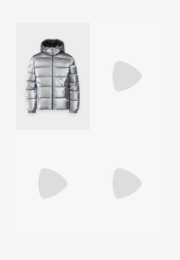 Giacca a vento argentata con cappuccio, caratterizzata da sezioni trapuntate, chiusura con zip e dettagli con bottoni a pressione. Materiale esterno liscio e lucido.; Nike Performance TOP - Maglietta a manica lunga - black/anthracite/reflective silver; Jogging neri sportivi con cintura elastica, vestibilità slim e logo Nike bianco sul lato sinistro. Tessuto morbido con una texture liscia.; Scarpe da calcio nere con tomaia strutturata e lacci neri, tirati da mani. Ambientate su una superficie verde, con abbigliamento sportivo nero e calzini bianchi.