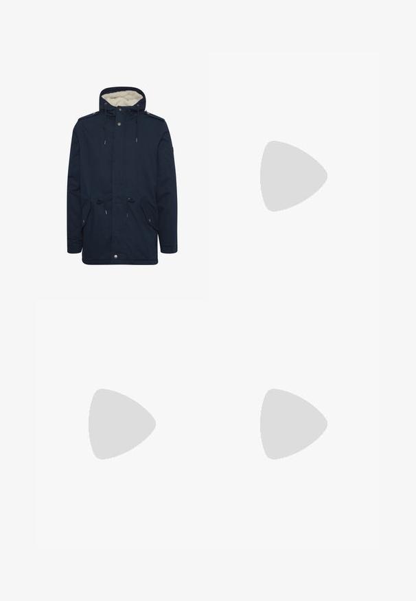 Marineblauwe parka jas met verstelbare trekkoordkap, voorzakken en een zachte binnenvoering. Voorzien van drukknoop- en ritsafsluitingen.; Groene gebreide trui met een hoge halslijn, verlaagde schoudernaden en geribde manchetten en zoom. Kenmerkt zich door een textuur, zacht stof.; Lichtblauwe denim jeans met een rechte pijp, zichtbare stiksels, vijf zakken en een knoopsluiting in de taille.; Zwarte leren enkellaars met ronde neus, vetersluiting met oogjes, oranje stiksels en een chunky doorzichtige zool. Aan de achterkant bevindt zich een trekband.; Zilveren roestvrijstalen horloge met een gestructureerde witte wijzerplaat, rosegouden accenten, datumaanduiding en een schakelsband. Saffierglazen dekking.